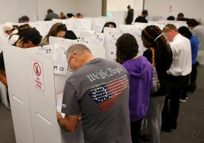 Cử tri bỏ phiếu bầu tổng thống ở San Diego, California ngày 7-11. Ảnh: REUTERS