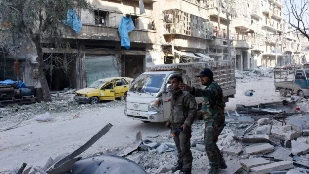 Quân chính phủ trên đường phố quận al-Maadi (đông Aleppo) ngày 11-12. Ảnh: AFP 