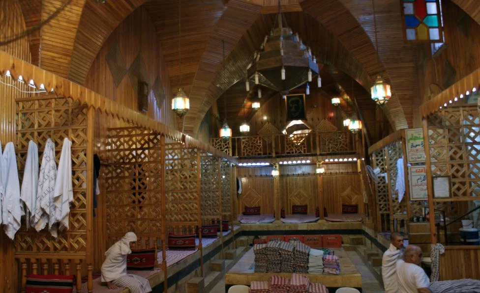 Khách hàng bên trong nhà tắm hơi lịch sử Hamam El Nahasin ở Old City (Aleppo) ngày 6-10-2010. 