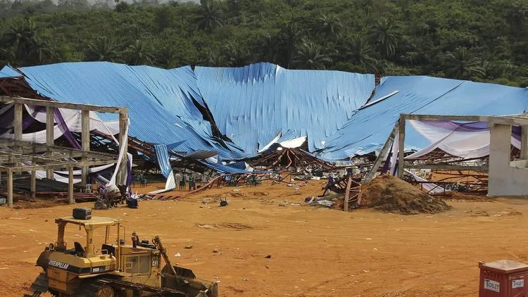 Nhà thờ sập hẳn xuống đất, 160 người chết.