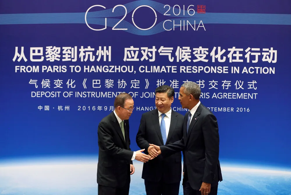 Từ trái sang: Tổng Thư ký LHQ Ban Ki-moon, Chủ tịch Trung Quốc Tập Cận Bình, Tổng thống Mỹ Barack Obama tại lễ trao các văn kiện Hiệp định Paris ngày 3-9 tại Trung Quốc. Ảnh: REUTERS