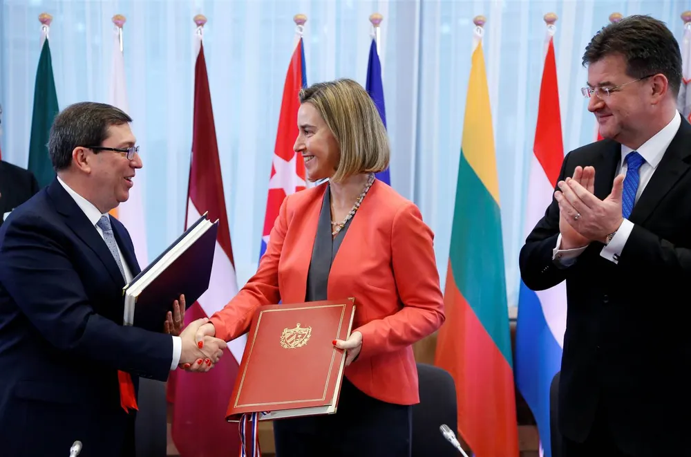 Bộ trưởng Ngoại giao Cuba Bruno Rodrigues và Cao ủy Chính sách Đối ngoại EU Federica Mogherini, Ngoại trưởng Slovakia Miroslav Lajcak tại lễ ký ở Brussels (Bỉ) ngày 12-12. Ảnh: REUTERS