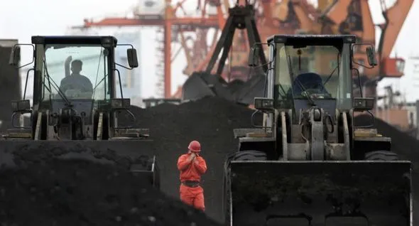 Nếu ông Trump làm căng, Trung Quốc sẽ thế nào? ảnh 2 Công nhân TP Đan Đông, tỉnh Liêu Ninh (Trung Quốc) bốc dỡ than nhập khẩu từ Triều Tiên. Ảnh: HANKYOREH