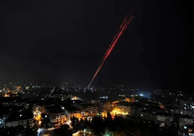 Quân chính phủ bắn pháo sáng mừng chiến thắng tại đông Aleppo ngày 12-12. Ảnh: REUTERS