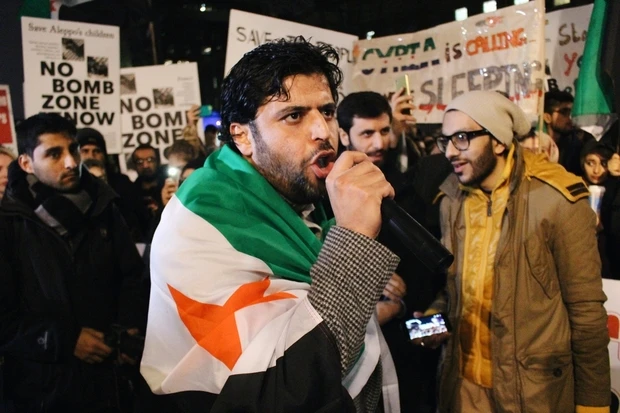 Biểu tình ở London (Anh) chỉ trích phương Tây không cứu Aleppo tối 13-12. Ảnh: MEE