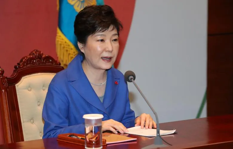 Tổng thống Park Geun-hye tại cuộc họp nội các khẩn ở dinh tổng thống tại Seoul (Hàn Quốc) ngày 9-12. Ảnh: REUTERS