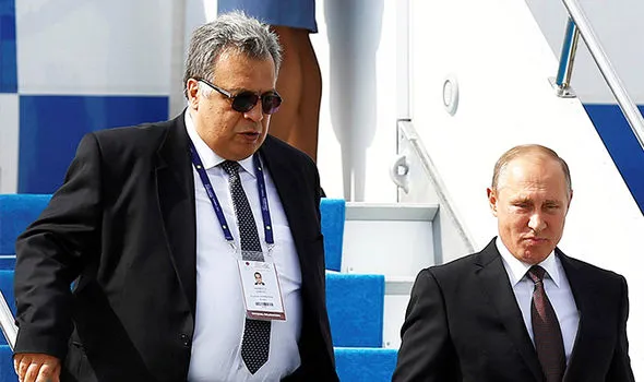Đại sứ Andrei Karlov (trái) và Tổng thống Putin tại Istanbul (Thổ Nhĩ Kỳ) tháng trước. Ảnh: REUTERS 