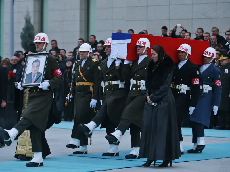 Vệ binh danh dự Thổ Nhĩ Kỳ đưa quan tài đại sứ Nga Andrei Karlov ra sân bay Esenboga ở Ankara (Thổ Nhĩ Kỳ) về Moscow (Nga) ngày 20-12. Ảnh: AP