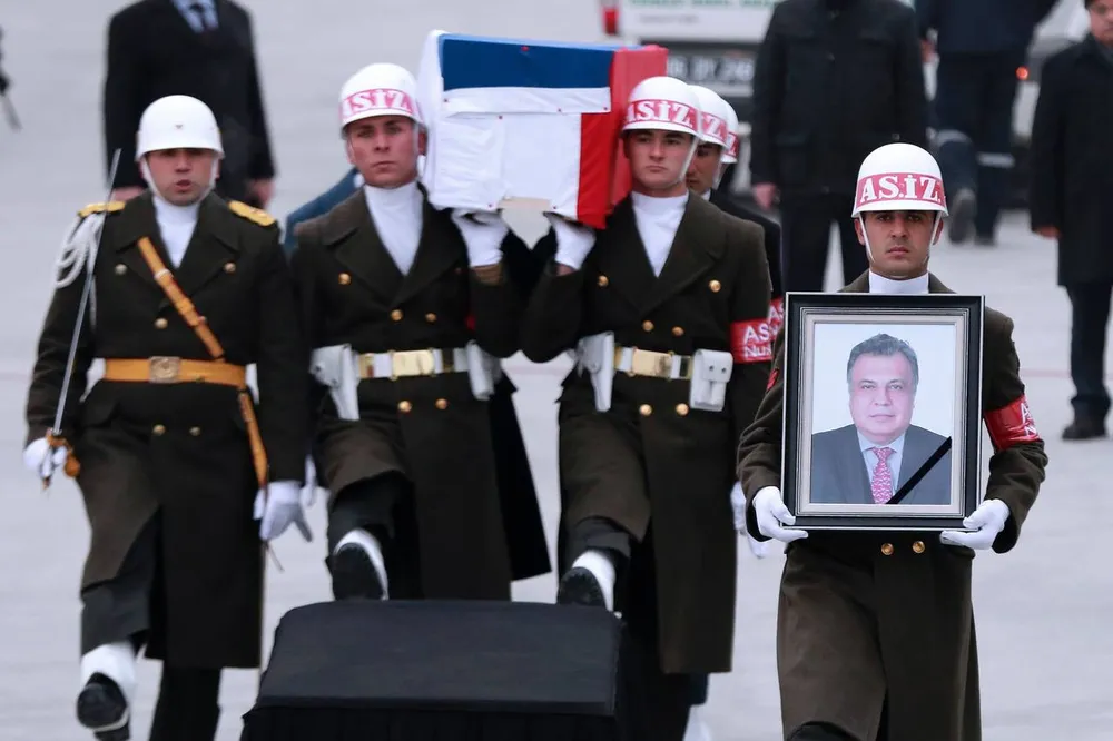 Vệ binh danh dự Thổ Nhĩ Kỳ cùng quan tài đại sứ Nga Andrei Karlov trên đường băng sân bay Esenboga ở Ankara (Thổ Nhĩ Kỳ) ngày 20-12. Quan tài được đưa về Moscow (Nga). Ảnh: GETTY IMAGES