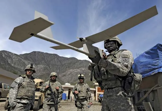 Binh sĩ Mỹ và máy bay không người lái Raven RQ-11. Ảnh: GETTY IMAGES