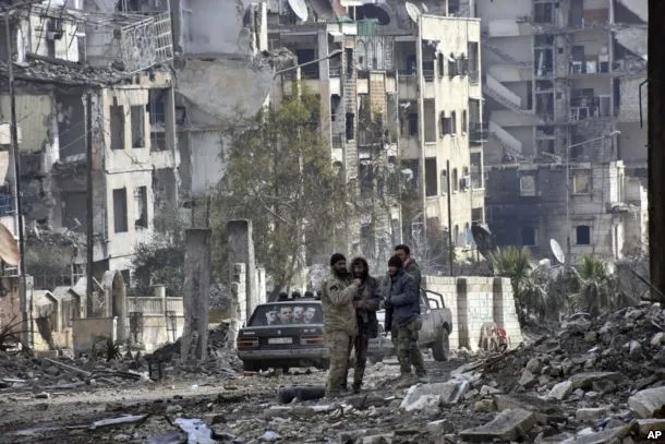 Quân chính phủ Syria tại quận Ansari ở đông Aleppo ngày 23-12. Ảnh: AP 