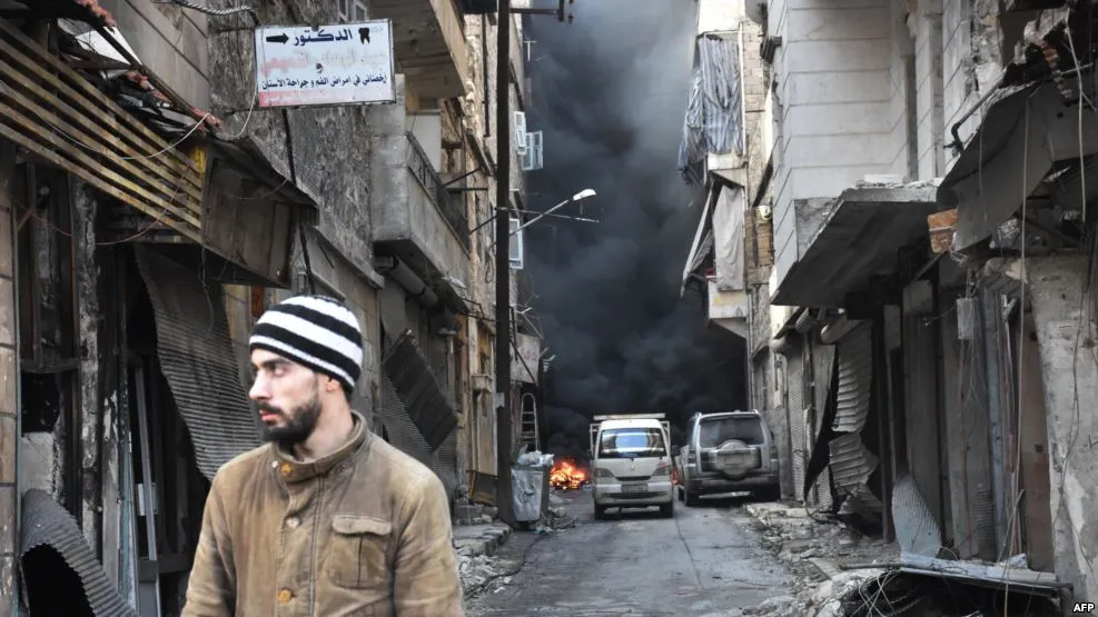 Người dân tại quận Salaheddin ở Aleppo ngày 23-12. Ảnh: AFP 