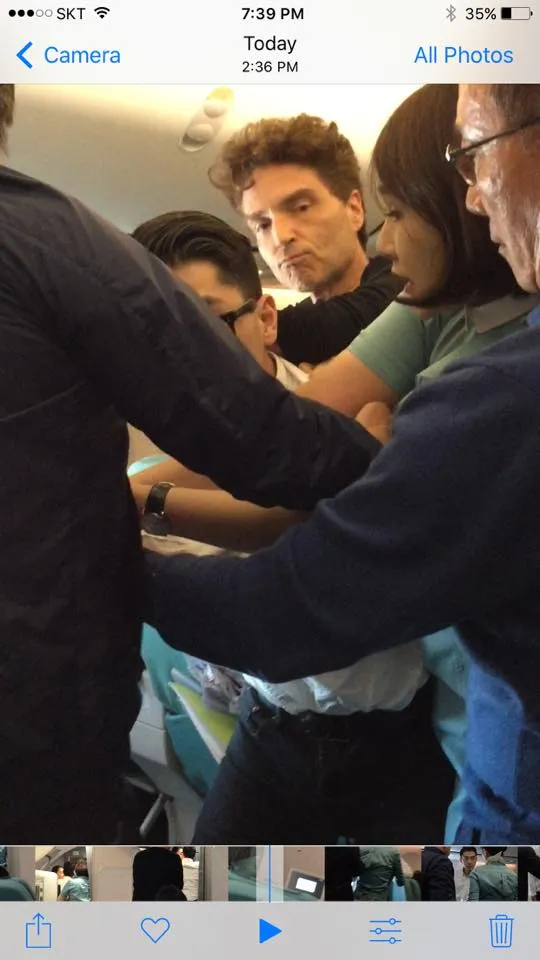 Nhân viên máy bay được dùng súng điện xử lý khách quậy ảnh 2 Ca sĩ Marx (giữa) giúp khống chế hành khách quậy trên máy bay Korean Air. Ảnh: TWITTER