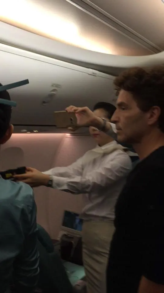 Nhân viên máy bay được dùng súng điện xử lý khách quậy ảnh 4 Thành viên phi hành đoàn Korean Air cầm súng điện trong vụ khống chế hành khách quậy. Ảnh: TWITTER