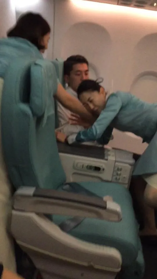 Nhân viên máy bay được dùng súng điện xử lý khách quậy ảnh 3 Hành khách quậy bị trói bằng dây thừng nhưng vẫn tấn công các tiếp viên hàng không. Ảnh: TWITTER