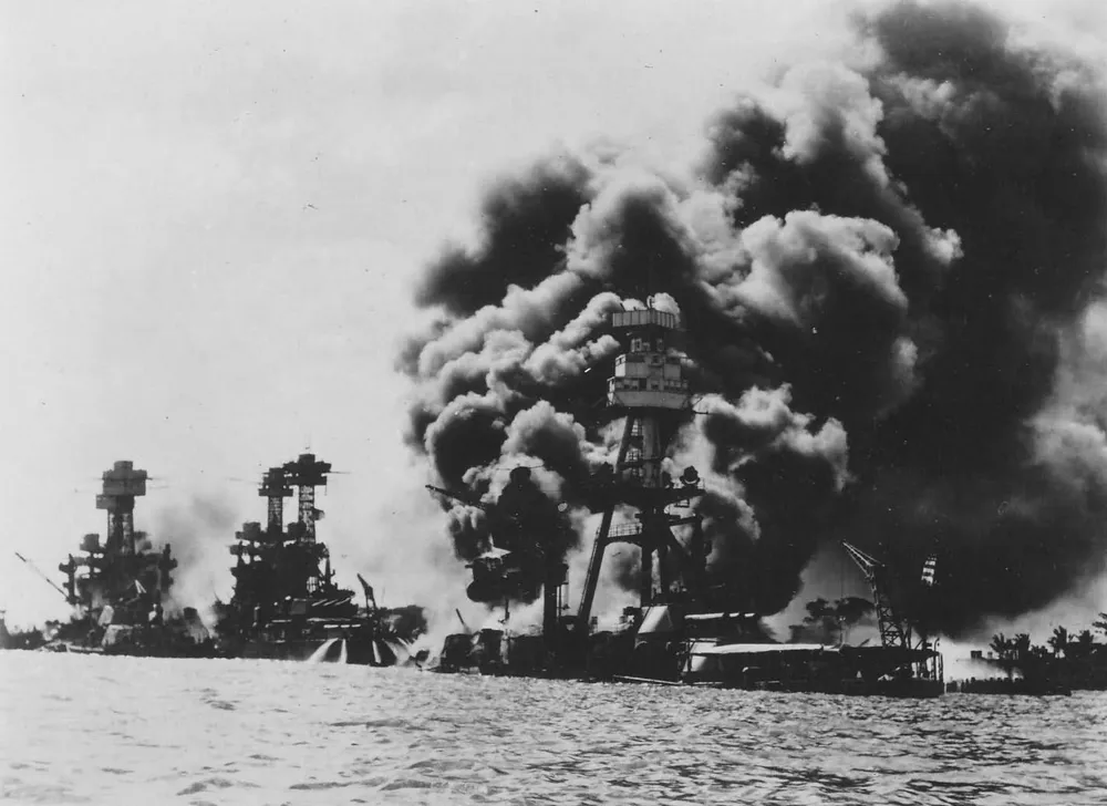 Từ trái sang: Tàu USS Tennessee, USS West Virginia, USS Arizona trong trận Trân Châu Cảng. Ảnh: WORLDWAR PHOTOS 