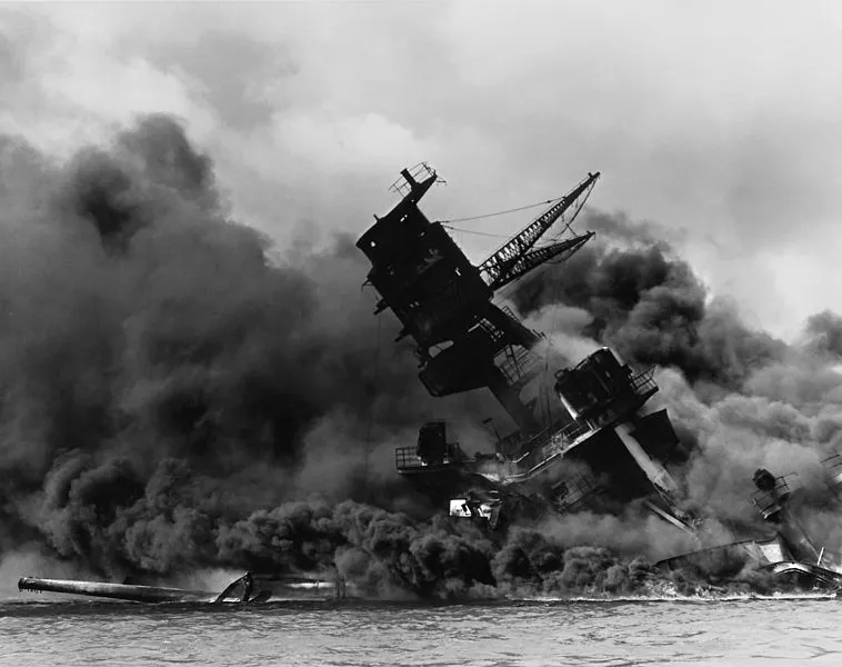 Thiết giáp hạm USS Arizona phát nổ và chìm trong trận Trân Châu Cảng. Ảnh: WIKIPEDIA