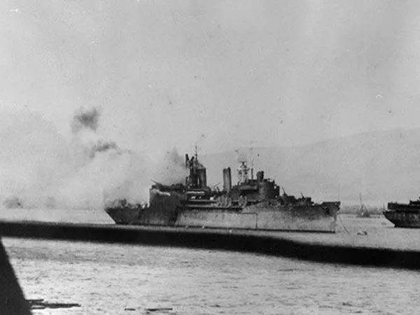 Tàu USS Curtis hứng một quả bom và một xác máy bay Nhật. Ảnh: THE DRIVE