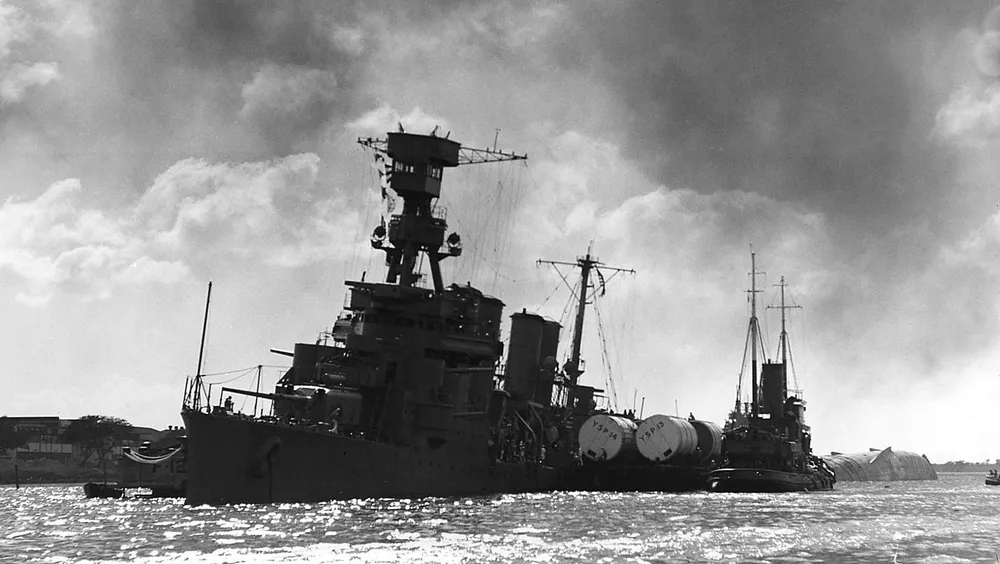 Tàu USS Raleigh bị nghiêng sau khi trúng ngư lôi của Nhật. Ảnh: WIKIPEDIA