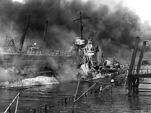 Tàu USS Shaw hứng 3 quả bom trong trận Trân Châu Cảng. Ảnh: DRIVE