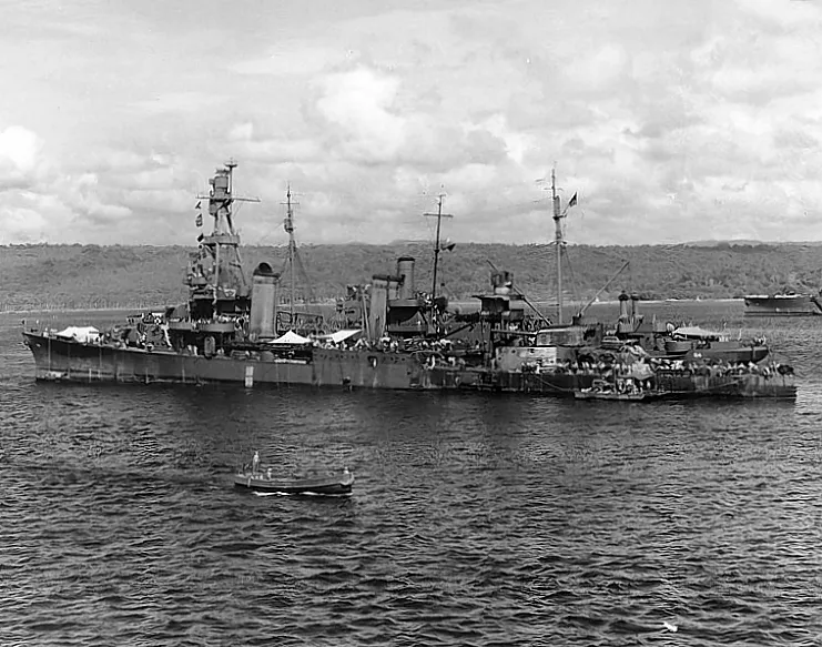 Tàu USS Vestal (trái) cùng tàu USS Pensacola tái hoạt động năm 1942 sau khi được sửa chữa. Ảnh: WIKIPEDIA