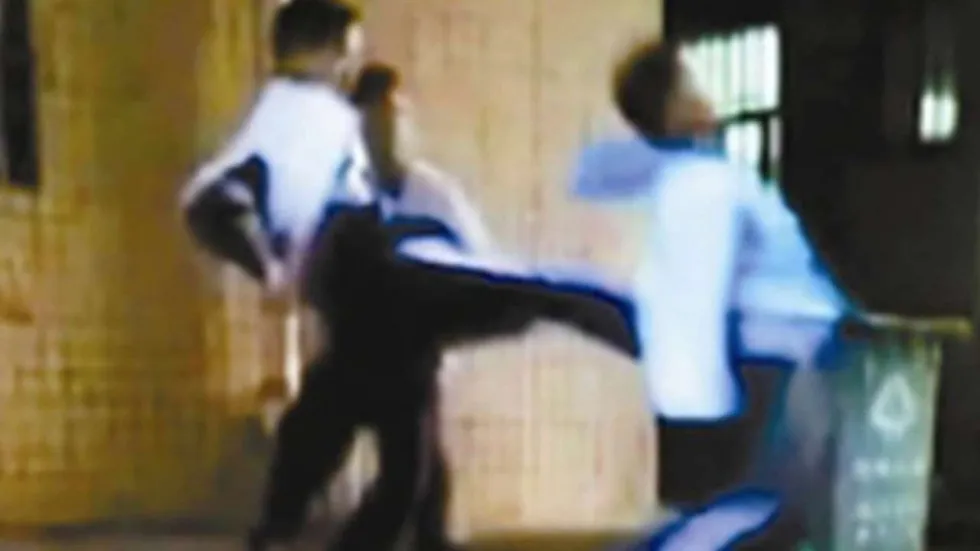 Ảnh SOUTH CHINA MORNING POST chụp từ video các học sinh Thâm Quyến đánh một học sinh nhỏ tuổi hơn. 