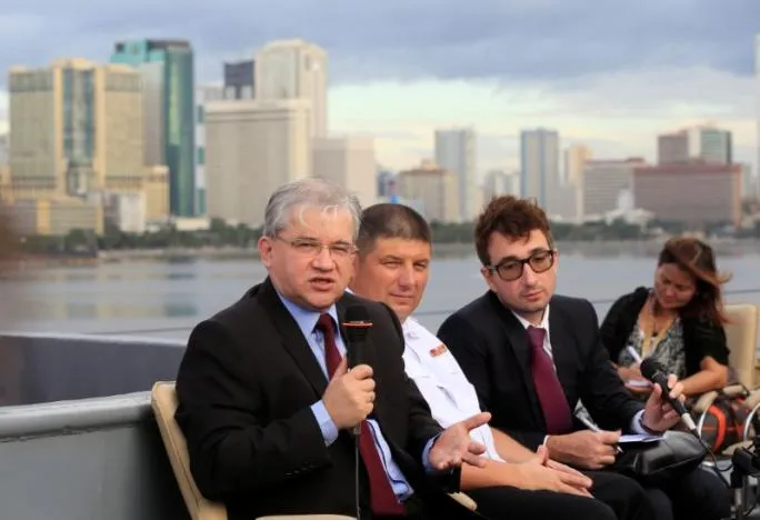Đại sứ Nga tại Philippines Igor Khovaev (trái) và Chuẩn Đô đốc Eduard Mikhailov (giữa) họp báo trên tàu Đô đốc Tributs ở Manila (Philippines) ngày 4-1. Ảnh: REUTERS