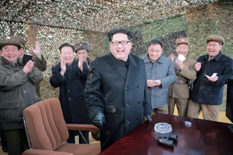 Lãnh đạo Triều Tiên Kim Jong-un (giữa) trong một lần chỉ đạo thử tên lửa. Ảnh: KCNA