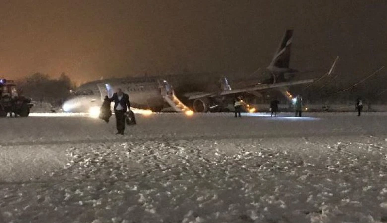 Máy bay hạ cánh êm ái nhưng gặp sự cố ngay sau đó. Ảnh: TWITTER