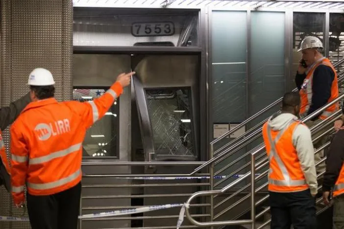 Toa tàu bị hư hại sau vụ tai nạn. Ảnh: REUTERS