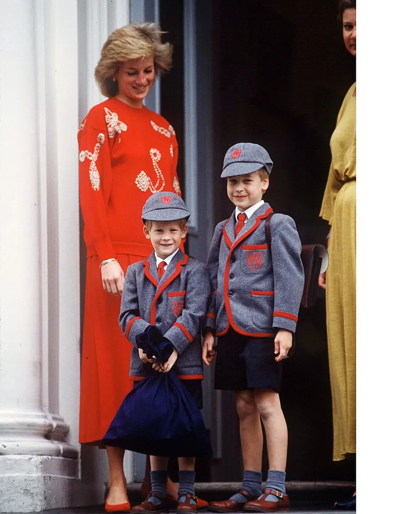 Công nương Diana và hai con trong ngày đi học đầu tiên của Hoàng tử Harry (nhỏ). Ảnh: GETTY IMAGES