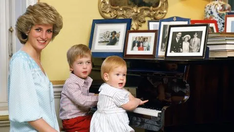 Công nương Diana và hai Hoàng tử William và Harry tại Cung điện Kensington. Ảnh: GETTY IMAGES