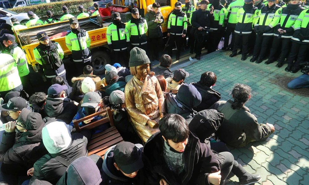 Bức tượng “phụ nữ mua vui” được đặt bên ngoài lãnh sự quán Nhật Bản ở thành phố Busan. Ảnh: AFP