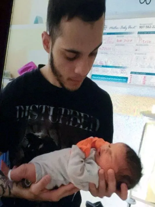 Santiago và con trai mới sinh hồi tháng 9. Ảnh: USA TODAY