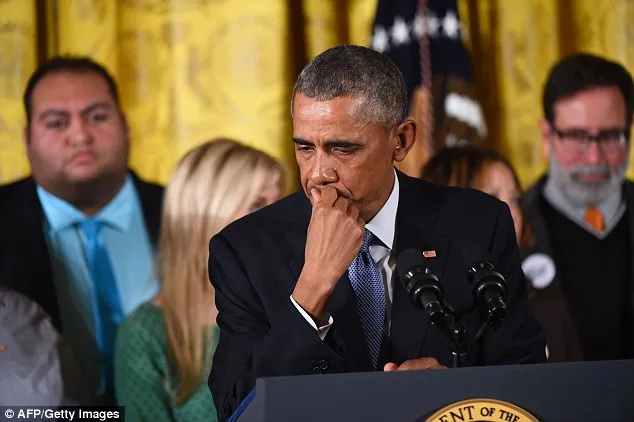 Tổng thống Obama khóc trong buổi ra sắc lệnh nhằm hạn chế bạo lực súng ống. Ảnh: AFP