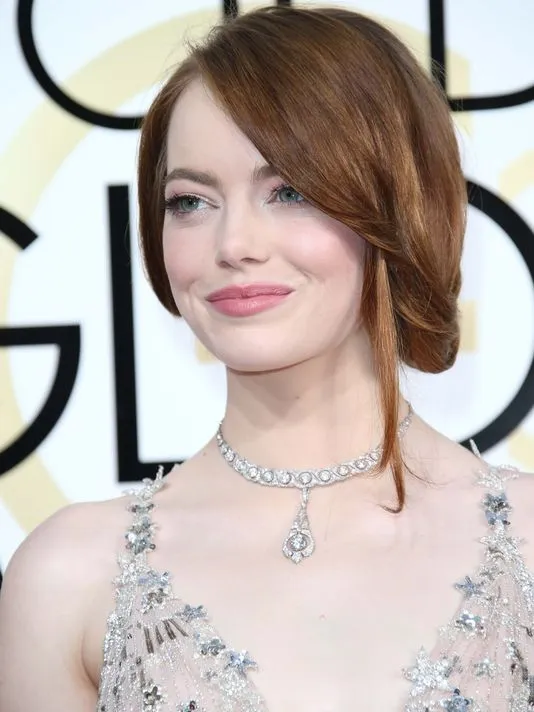 Emma Stone tại buổi lễ, đoạt giải Nữ diễn viên chính xuất sắc thể loại hài hoặc nhạc kịch. Ảnh: USA TODAY
