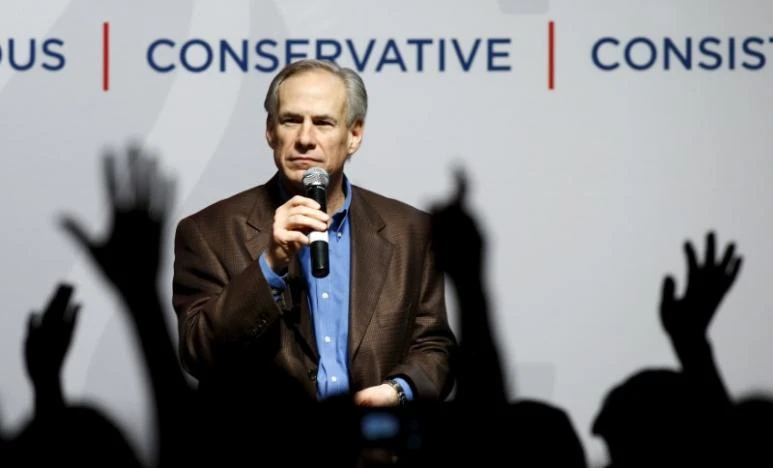Thống đốc Greg Abbott phát biểu trong một buổi vận động tranh cử tổng thống của nghị sĩ Ted Cruz ngày 29-2-2016. Ảnh: REUTERS