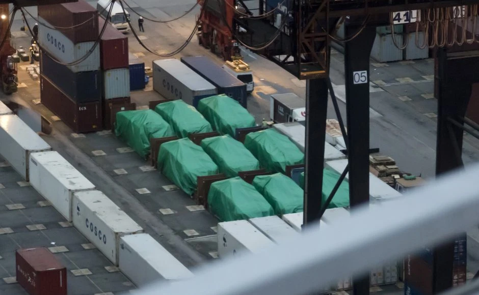 9 xe quân sự của Singapore bị hải quan Hong Kong tịch thu từ tháng 11-2016. Ảnh: AP