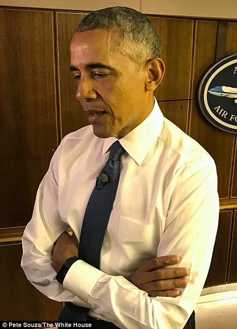 Tổng thống Obama bên trong chiếc Không lực Một đến Chicago ngày 10-1. Ảnh: WHITE HOUSE