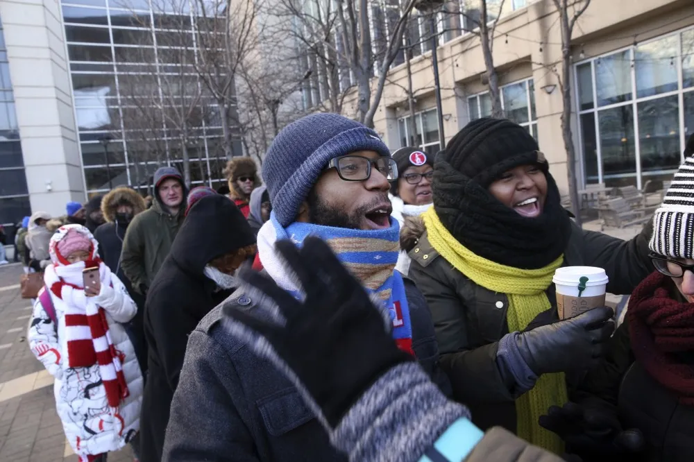 Người dân xếp hàng ngoài trung tâm hội nghị trong thời tiết giá lạnh ở Chicago mua vé tham dự sự kiện phát biểu chia tay của Tổng thống Obama, ngày 7-1. Ảnh: AP