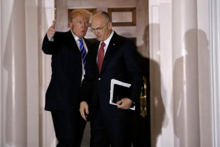 Tỷ phú Andy Puzder (phải) rời câu lạc bộ gofl của ông Trump (trái) ở New Jersey ngày 19-11-2016. Ảnh: REUTERS