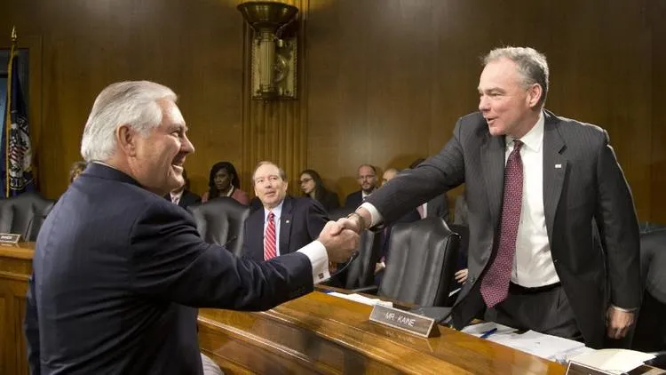 Ông Rez Tillerson (trái) bắt tay nghị sĩ Tim Kaine – thành viên Ủy ban Quan hệ Đối ngoại Thượng viện trước khi bắt đầu cuộc điều trần tại Quốc hội Mỹ ngày 11-1. Ảnh: AP