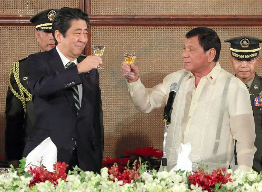 Thủ tướng Abe (trái) và Tổng thống Duterte trong bữa tiệc tối 12-1 tại tại dinh tổng thống ở Manila (Philippines). Ảnh: GETTY IMAGES