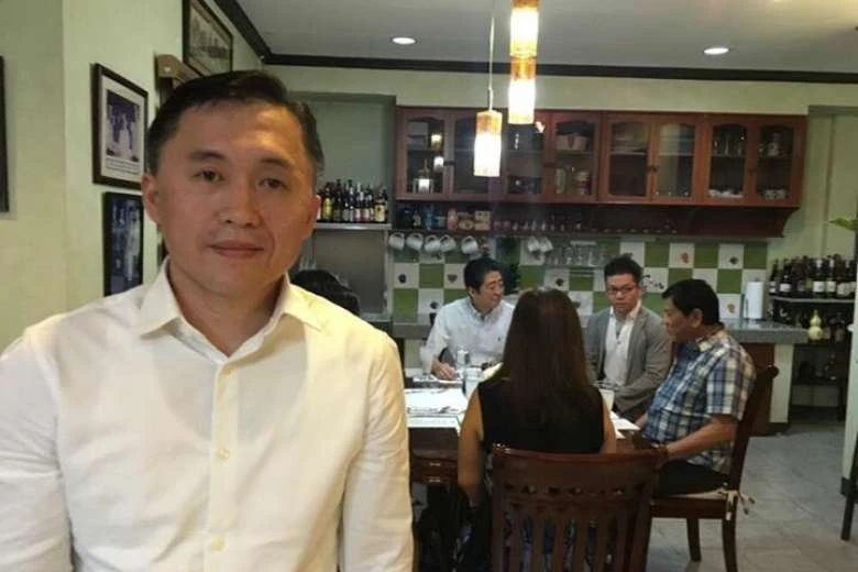 Trợ lý Tổng thống Duterte Christopher Go (phải), phía sau là ông Duterte (phải), Thủ tướng Abe (trái) tại Davao (Philippines) tại nhà riêng ông Duterte ở Davao (Philippines) ngày 13-1. Ảnh: FACEBOOK của trợ lý ông Duterte