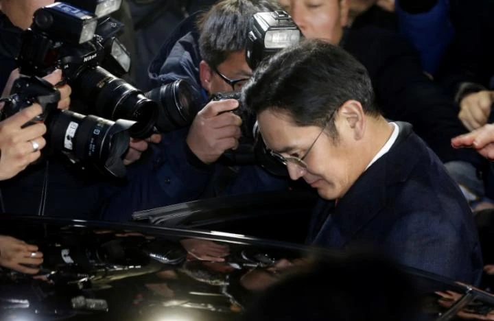 Phó Chủ tịch Samsung Lee Jae-yong không trao đổi với truyền thông mà nhanh chóng lên xe rời đi sau hơn 22 tiếng bị thẩm vấn. Ảnh: REUTERS