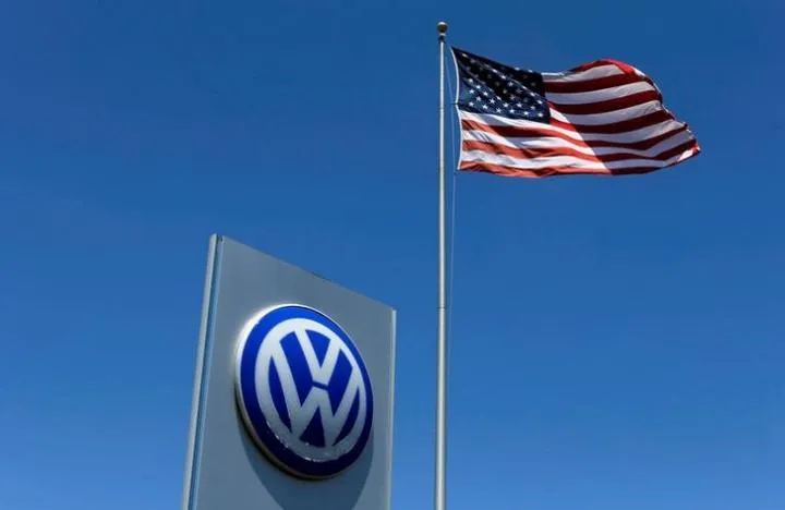 Cờ Mỹ tại một đại lý ô tô Volkswagen ở Carlsbad (California, Mỹ). Ảnh: REUTERS