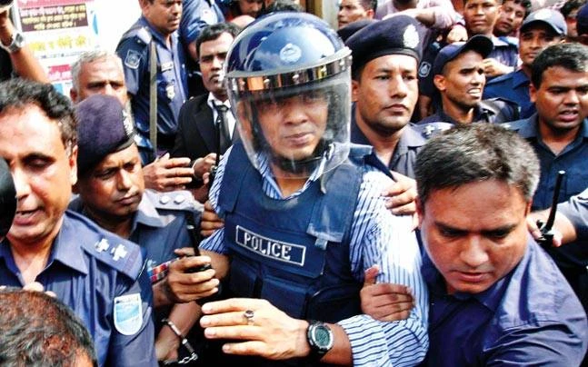 Nur Hossain (đội nón, giữa) bị dẫn giải đến tòa án năm 2015. Ảnh: INDIA TODAY