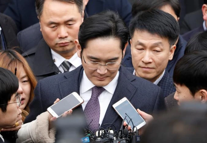 Phó Chủ tịch Samsung Lee Jae-yong rời Tòa án Trung tâm Seoul sáng 19-1. Ảnh: REUTERS
