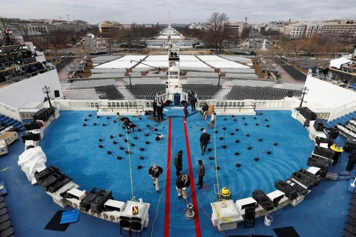 Công nhân khẩn trương hoàn thành công việc chuẩn bị cho lễ nhậm chức, ngày 19-1. Ảnh: REUTERS