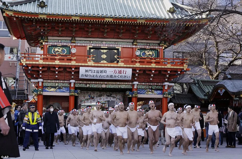 Một nhóm hơn 100 người đàn ông tập trung tại ngôi đền linh thiêng Kanda Myojin Shinto ở thủ đô Tokyo của Nhật để tham gia nghi lễ tắm băng. Ảnh: AP